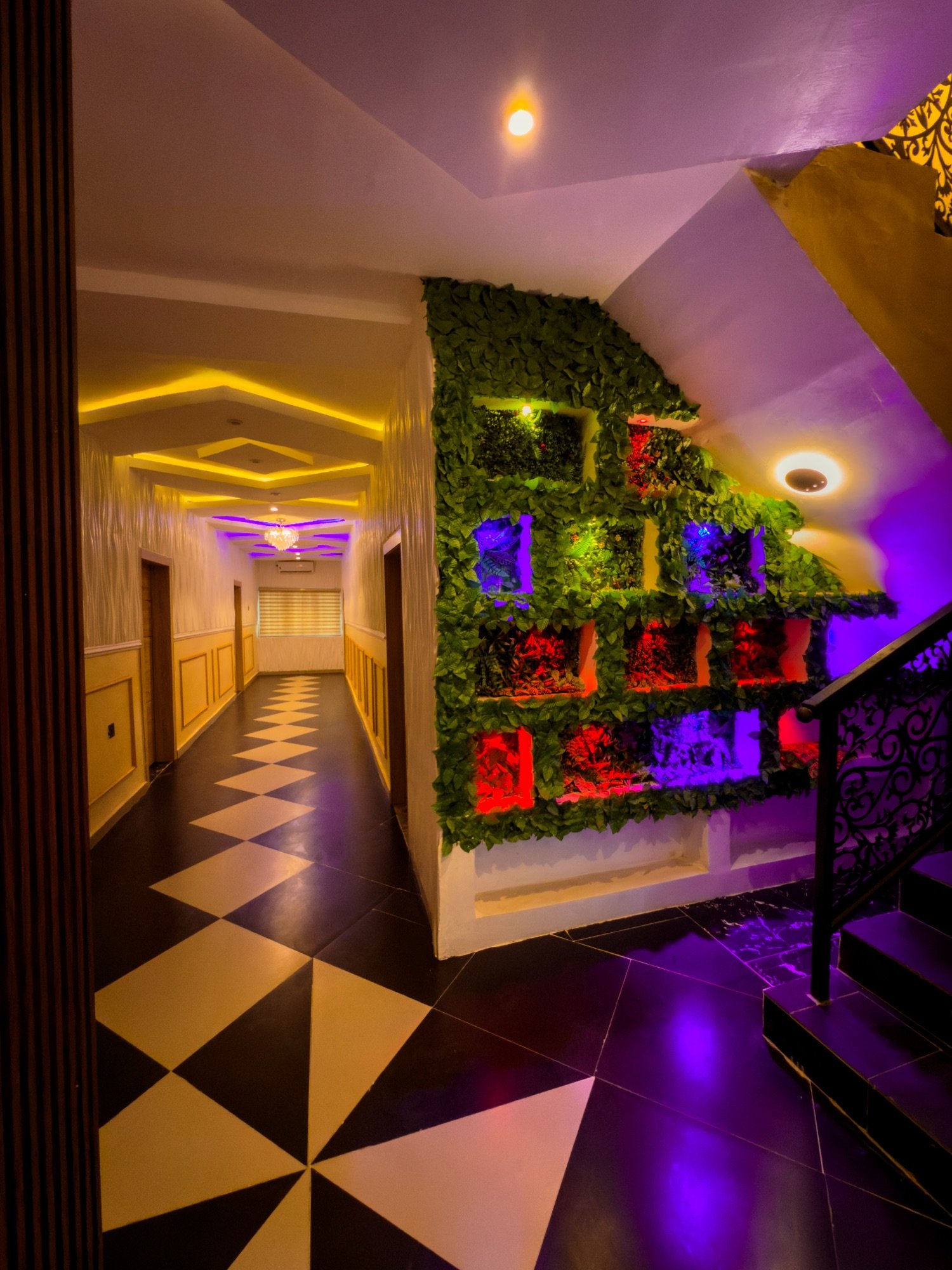 The Westerners Hotel Walkway